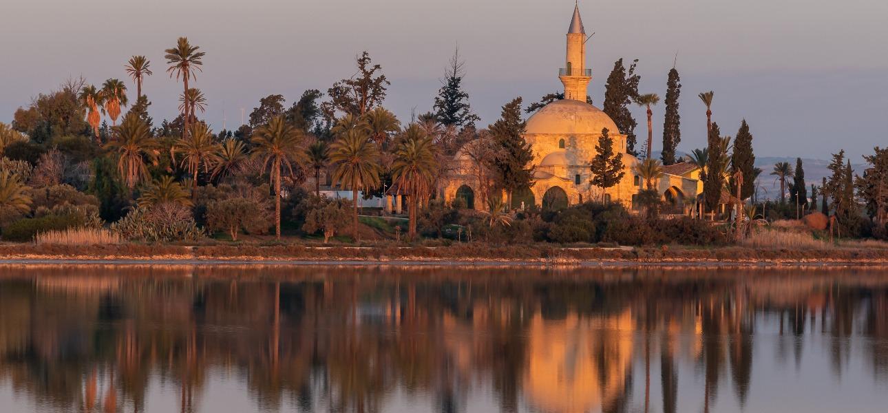 Larnaca, relaxare si traditie la malul marii