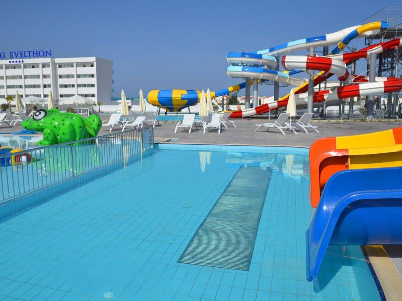 Hotelul și stațiunea King Evelthon Beach