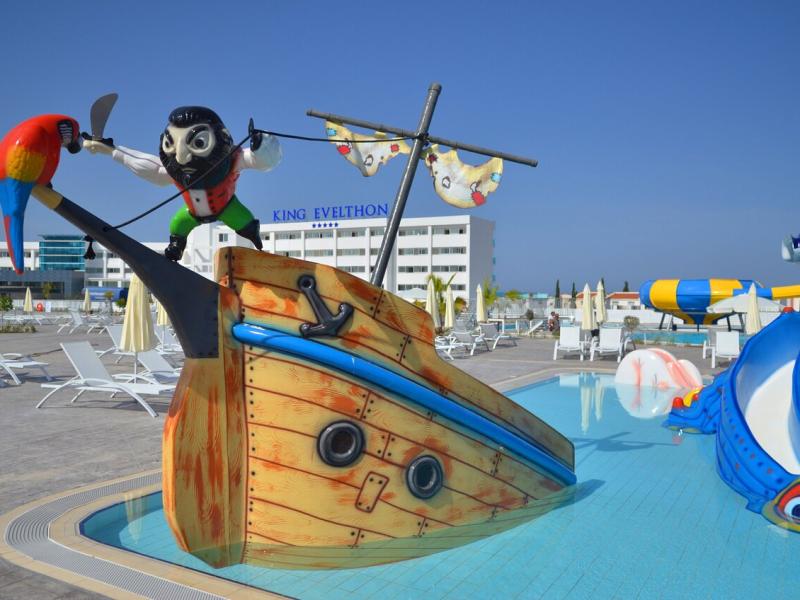 Hotelul și stațiunea King Evelthon Beach